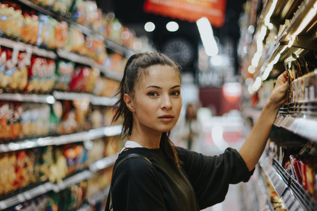 girl-picking-pack-at-grocery